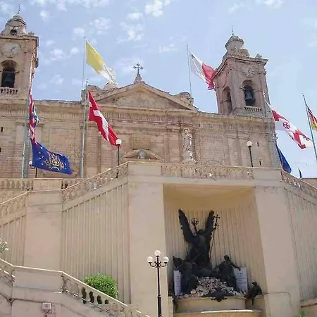 Charming And Gorgeous Traditional House In Which Is Only A Two Minute Walk Away To The Centre Makes It Perfect For A Cozy In Malta *