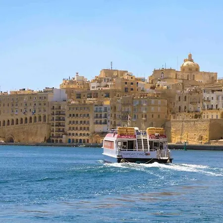 Charming And Gorgeous Traditional House In Which Is Only A Two Minute Walk Away To The Centre Makes It Perfect For A Cozy In Malta Holiday home Cospicua
