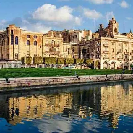 Charming And Gorgeous Traditional House In Which Is Only A Two Minute Walk Away To The Centre Makes It Perfect For A Cozy In Malta *