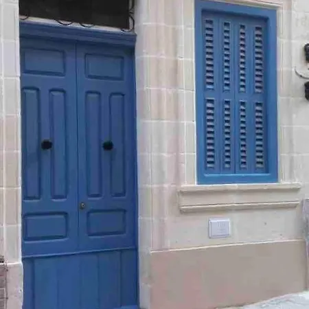 Charming And Gorgeous Traditional House In Which Is Only A Two Minute Walk Away To The Centre Makes It Perfect For A Cozy In Malta *